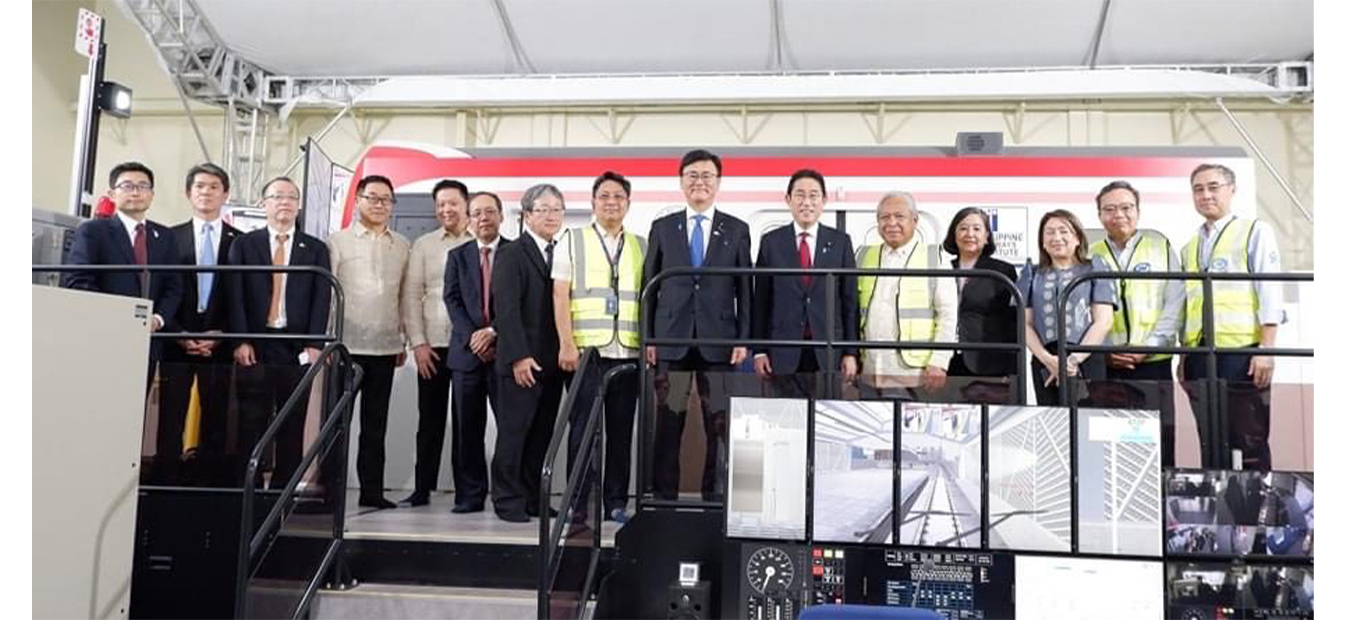 Prime Minister Kishida visits the Manila Metro construction site and  experiences a driving simulator